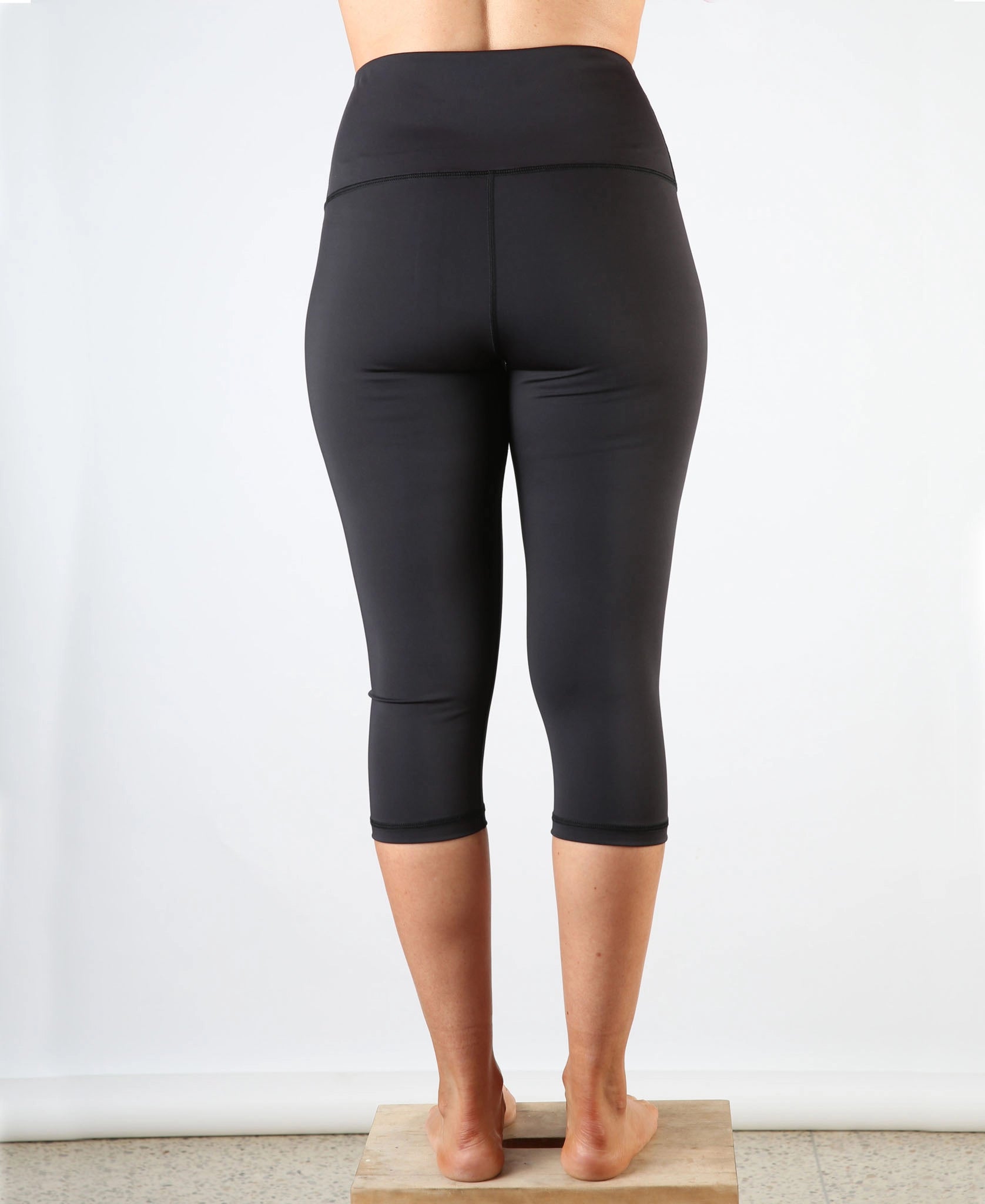 Swim_legging_crop_black_size12_back